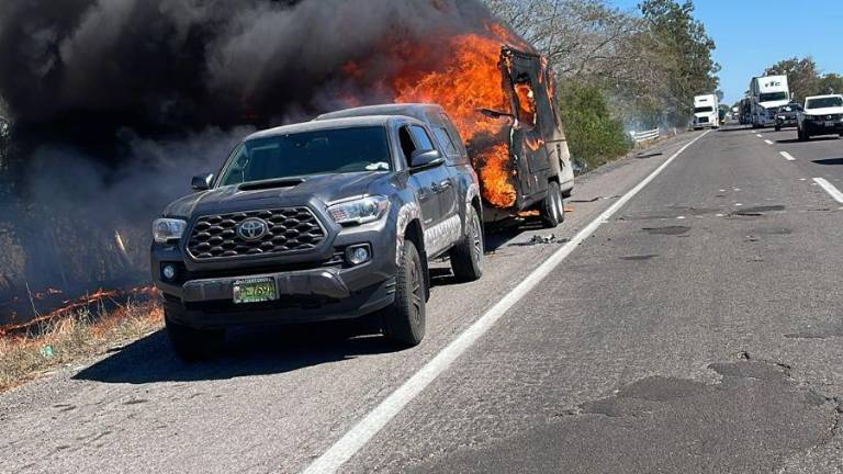 Llamas consumen casa rodante. El incidente ocurrió a la altura del kilómetro 107 de la carretera federal