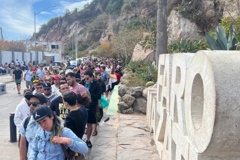 Abarrotan el Faro de Mazatlán; cientos hacen fila para subir los 334 escalones y llegar al Mirador de Cristal