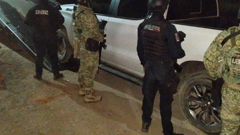 Corporaciones aseguran una camioneta blindada en Culiacán.