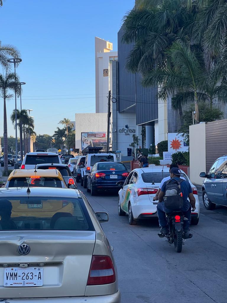 $!Pese al frío, cientos salen a disfrutar de la playa y malecón de Mazatlán