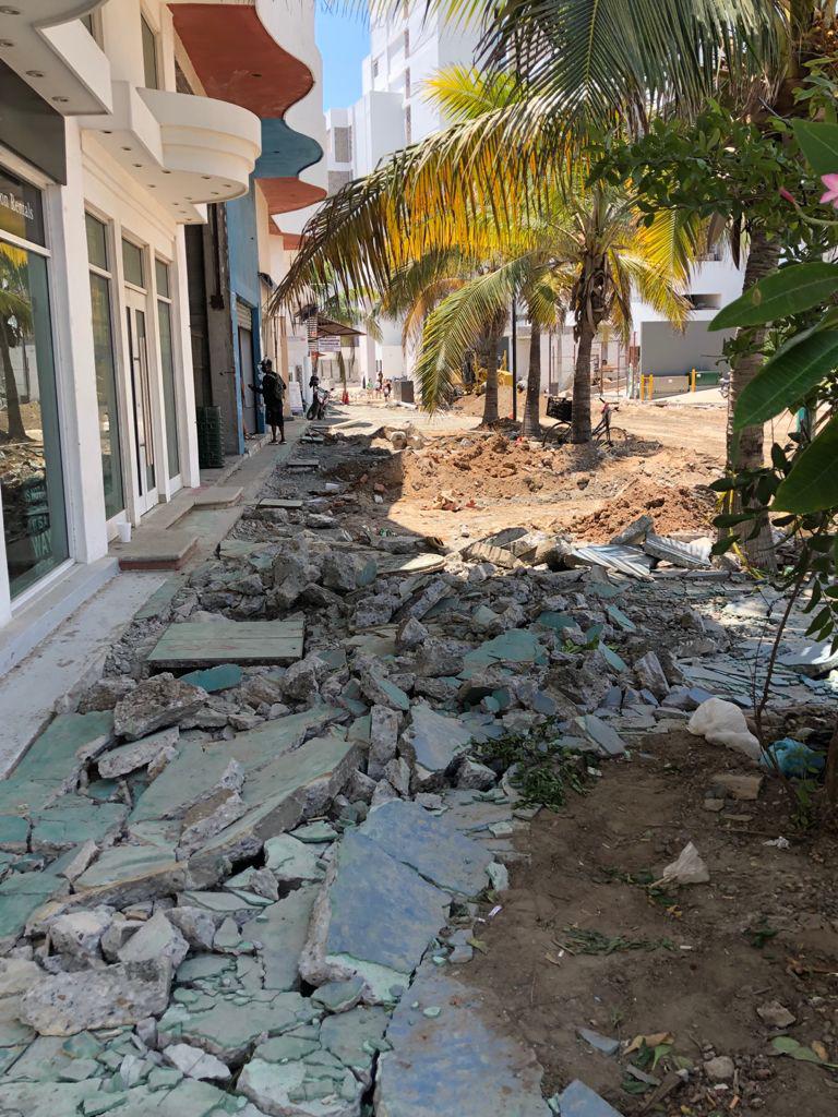 $!En la Zona Dorada, la remodelación de la Calle Playa Gaviotas impide que comerciantes puedan entrar a sus negocios