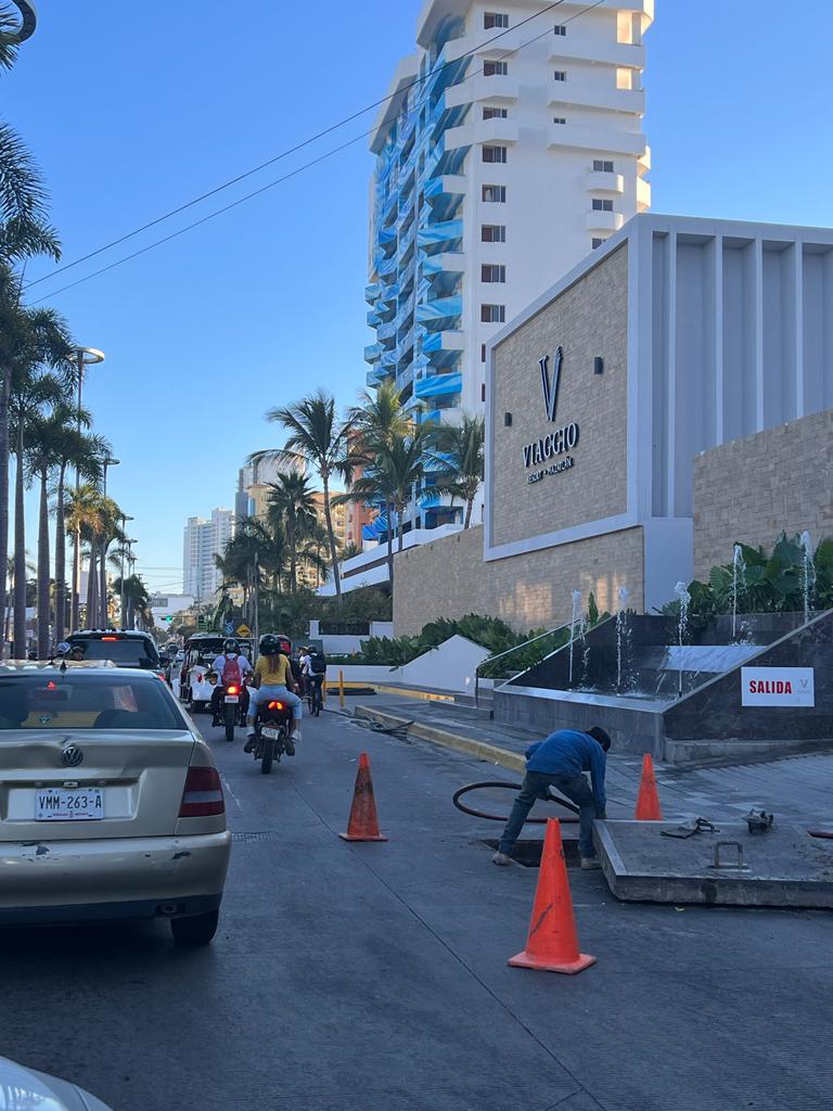 $!Pese al frío, cientos salen a disfrutar de la playa y malecón de Mazatlán