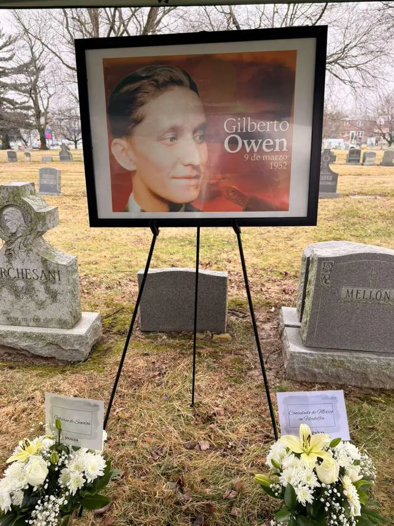 $!Ofrendas florales pusieron al poeta sinaloense.