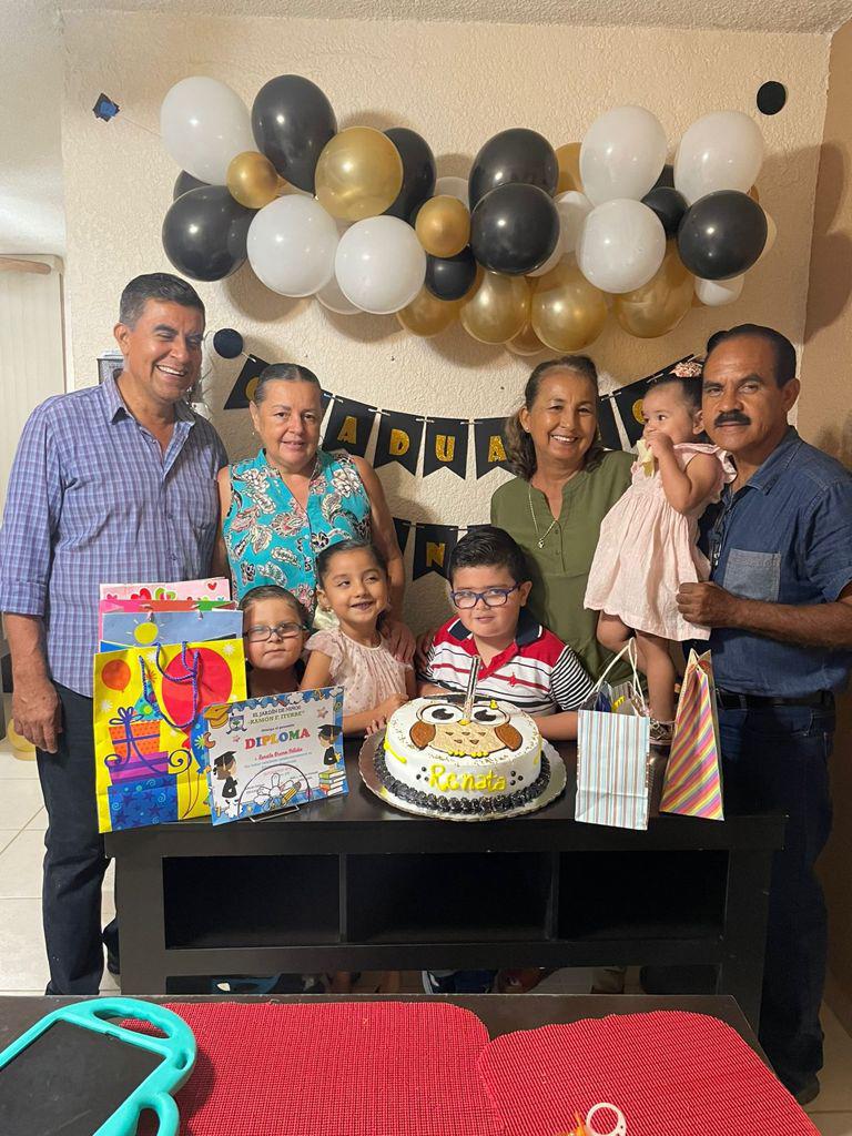 $!La graduada entre sus abuelos, Luis Osuna, Cecy Hernández, Lupita Marchena y Fernando Herrera; su hermana, Emma, y sus primos, Mateo y Mikel.