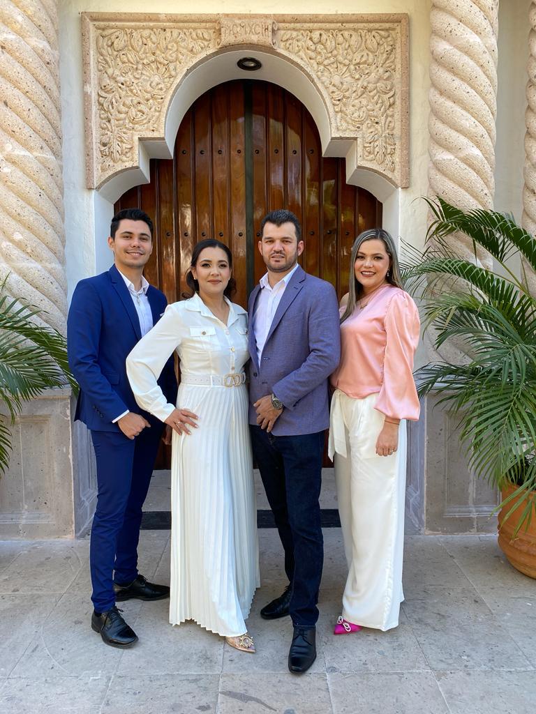 $!Los ahora compadres se toman la foto del recuerdo.