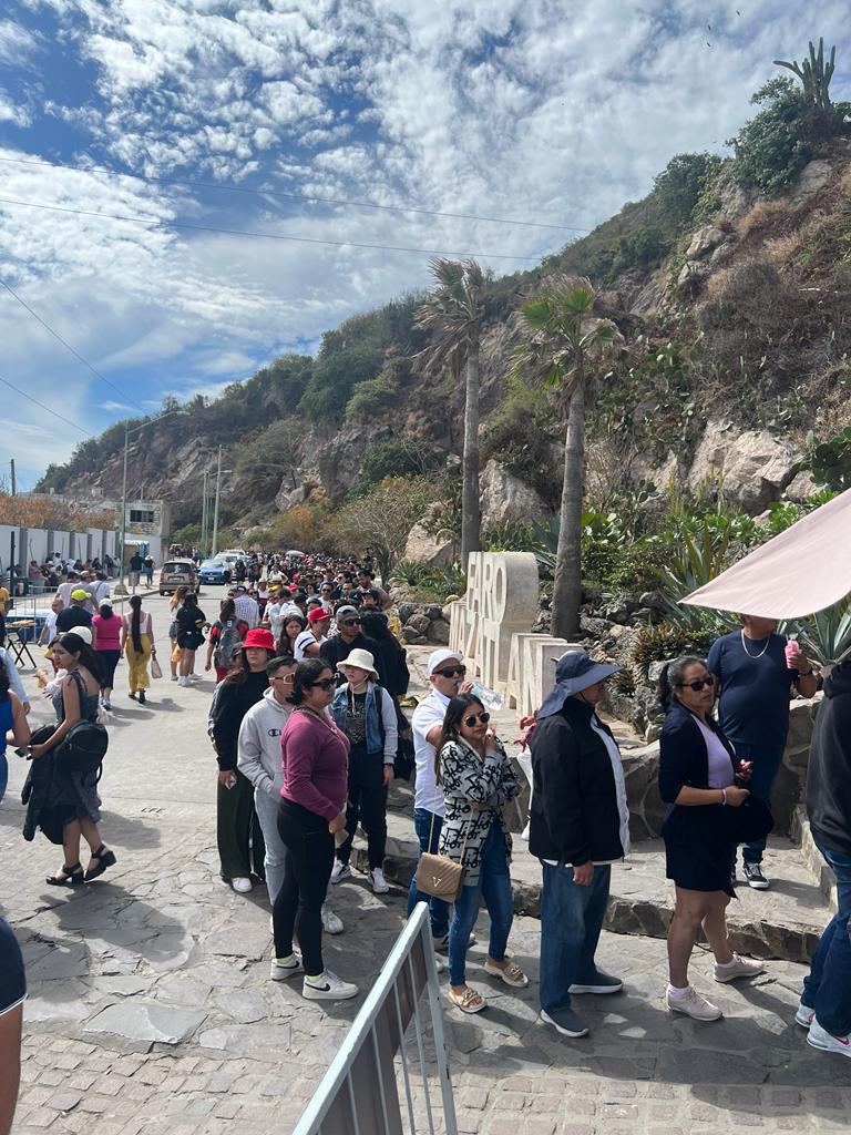 $!Abarrotan el Faro de Mazatlán; cientos hacen fila para subir los 334 escalones y llegar al Mirador de Cristal