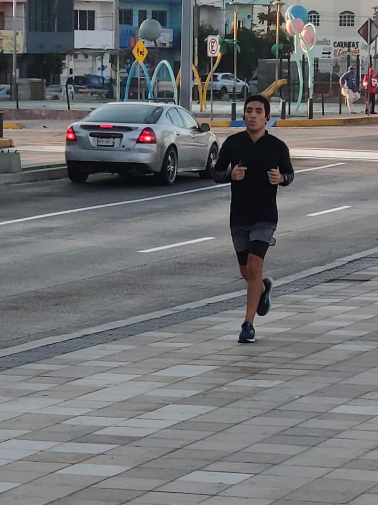 $!Germán Díaz tiene su propio Maratón y corre los 42K en el Malecón de Mazatlán