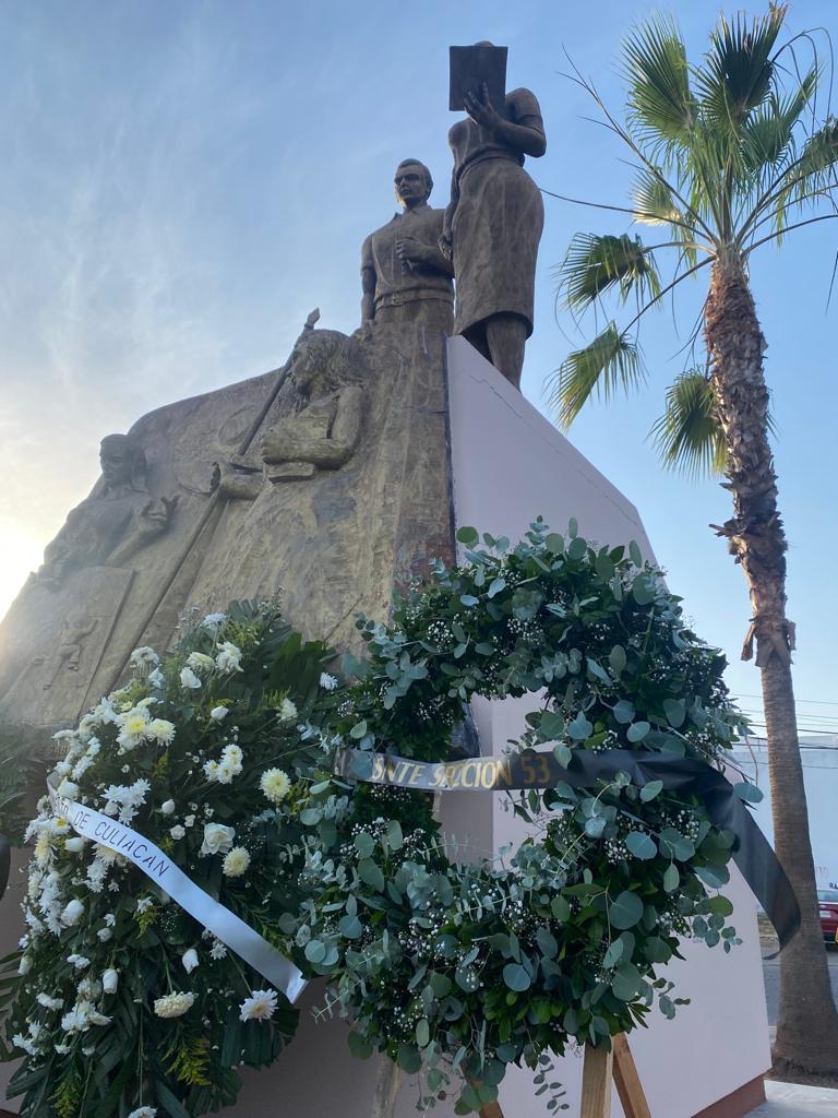 $!En Culiacán inician festejo del Día del Maestro con ofrenda floral en su monumento
