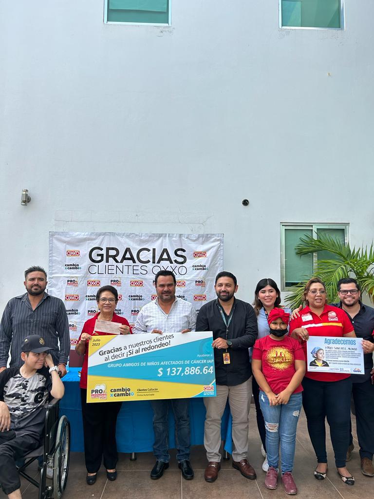 $!Representantes de Oxxo, encabezados por Efrén Gerardo Sánchez, gerente de Plaza Culiacán Oxxo y Mauricio Guadalupe Hernández Melendres, jefe administrativo de Oxxo y representantes de Ganac.