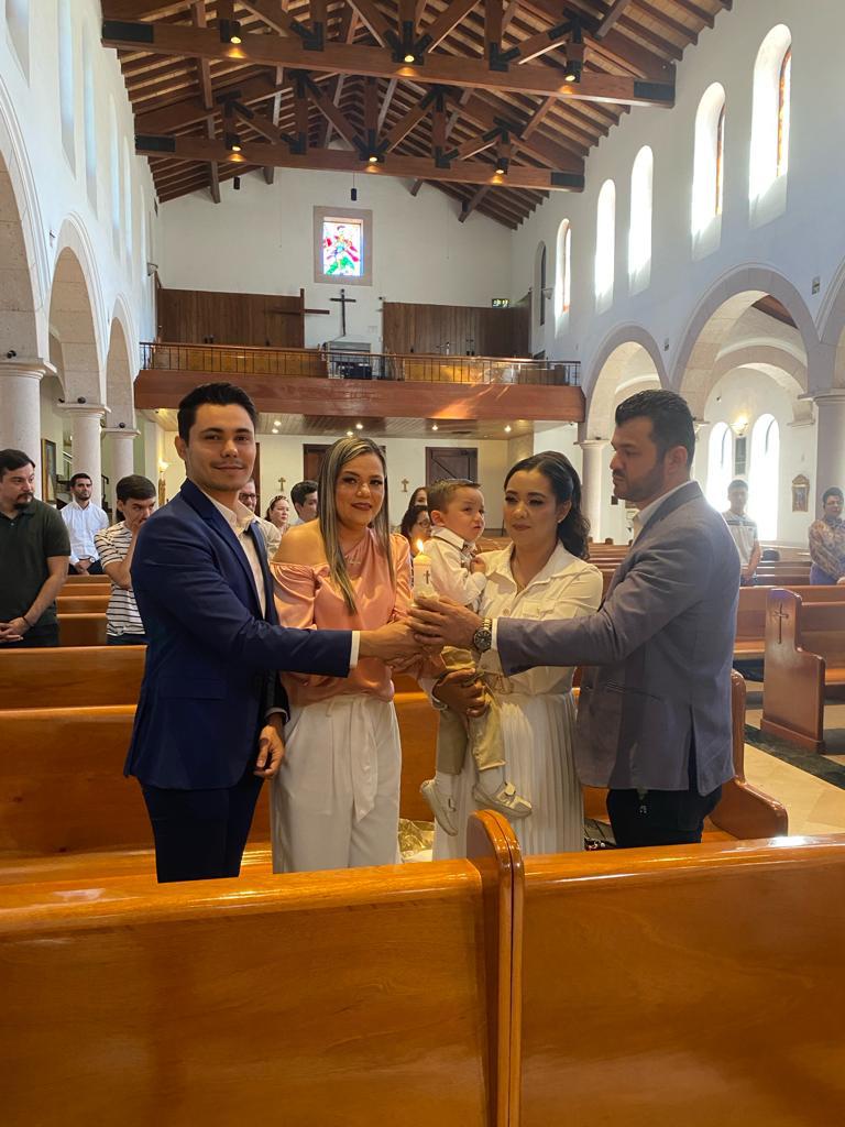 $!Los padrinos y los papás del bautizado.