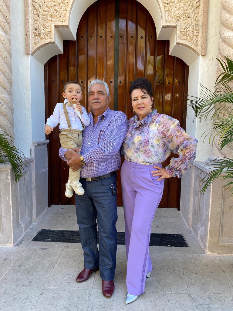 $!Daniel Sánchez Rodelo y Marvella González Rosas con su nieto.