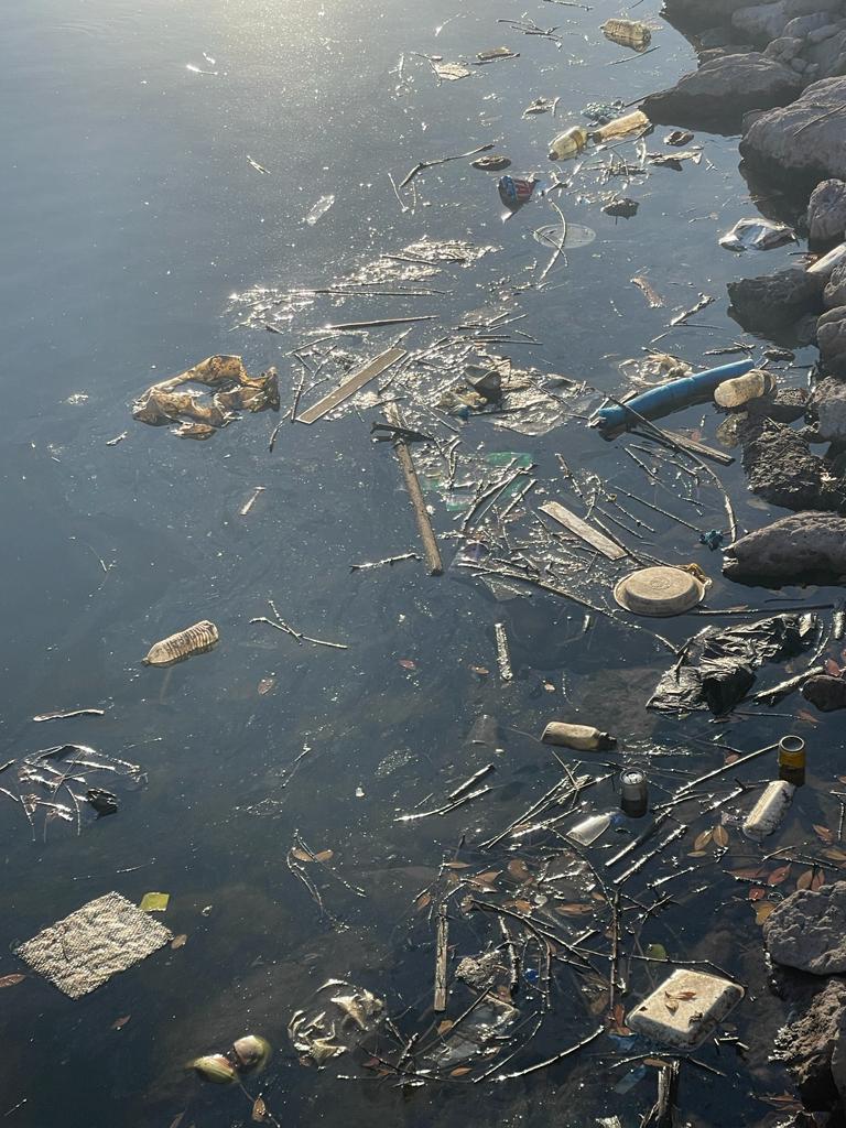 $!Denuncian acumulación de basura en la zona de muelles de la Marina Mazatlán