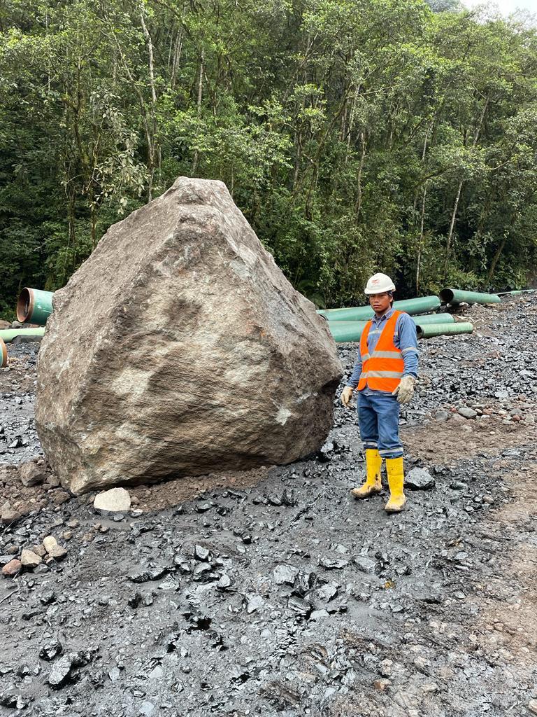 $!Imagen de trabajador junto a la roca que, según la empresa, habría roto el ducto de petróleo. Esta fotografía fue difundida por redes sociales el fin semana.