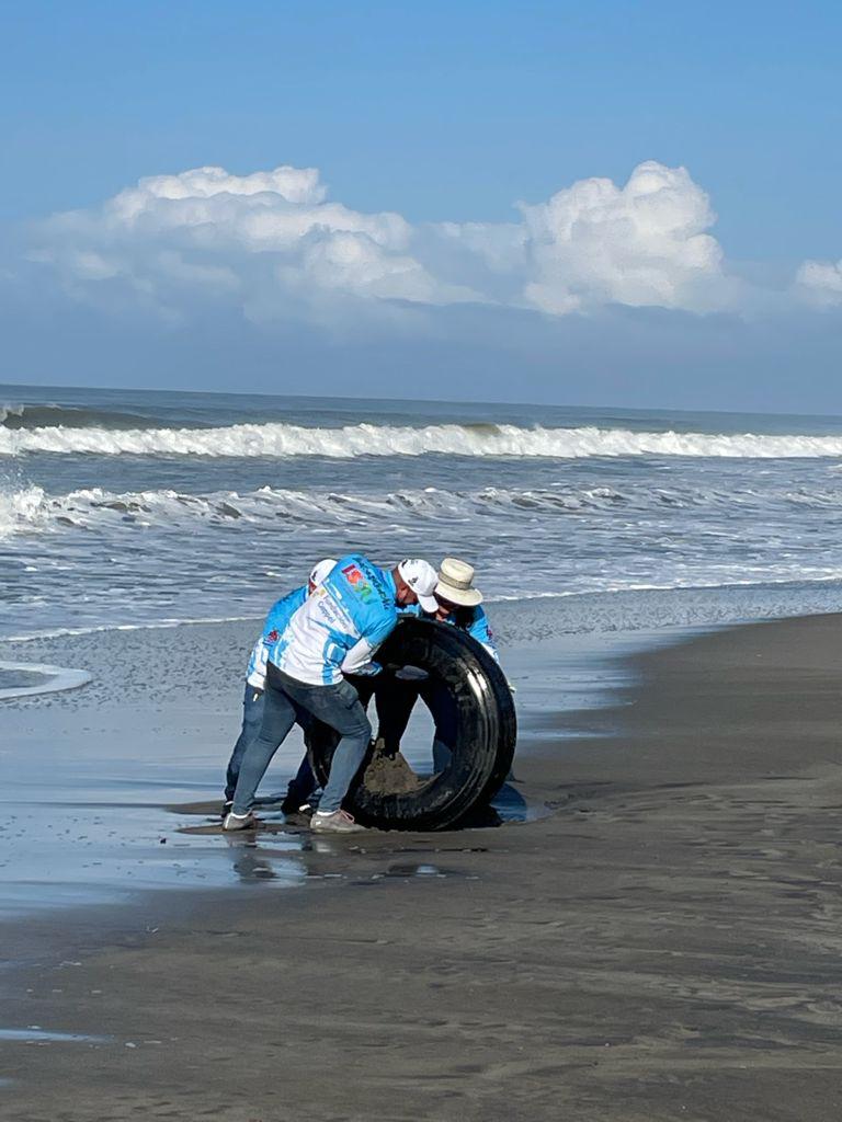 $!Retiran 4 toneladas de basura de playa Ponce, en Culiacán