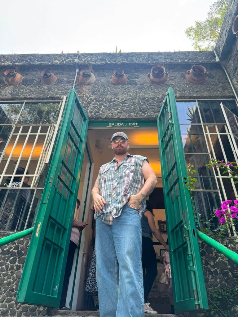 $!El cantante recorrió el museo y adquirió algunas piezas.