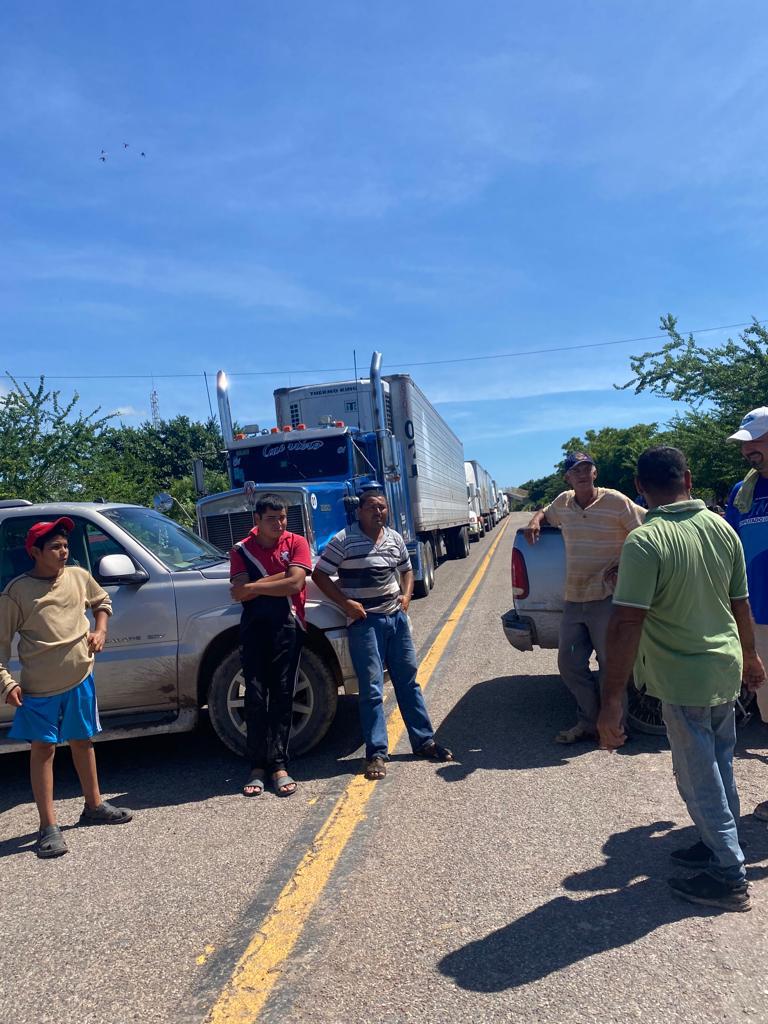 $!Pobladores de La Concha, en Escuinapa, cierran carretera para demandar la presencia de Quirino