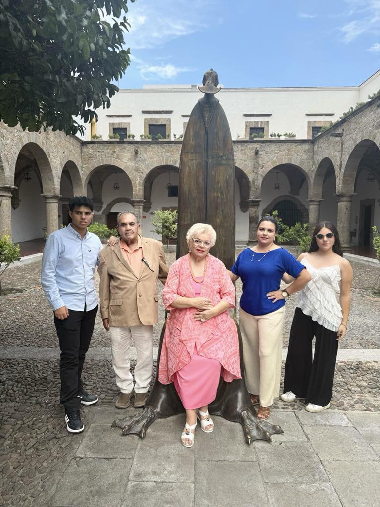 $!La poeta Julieta Montero Medina acompañada de su esposo Filiberto Cañedo; su hija, Julieta Cañedo de Mora, y sus nietos, José Enrique y Rebeca Mora Cañedo.