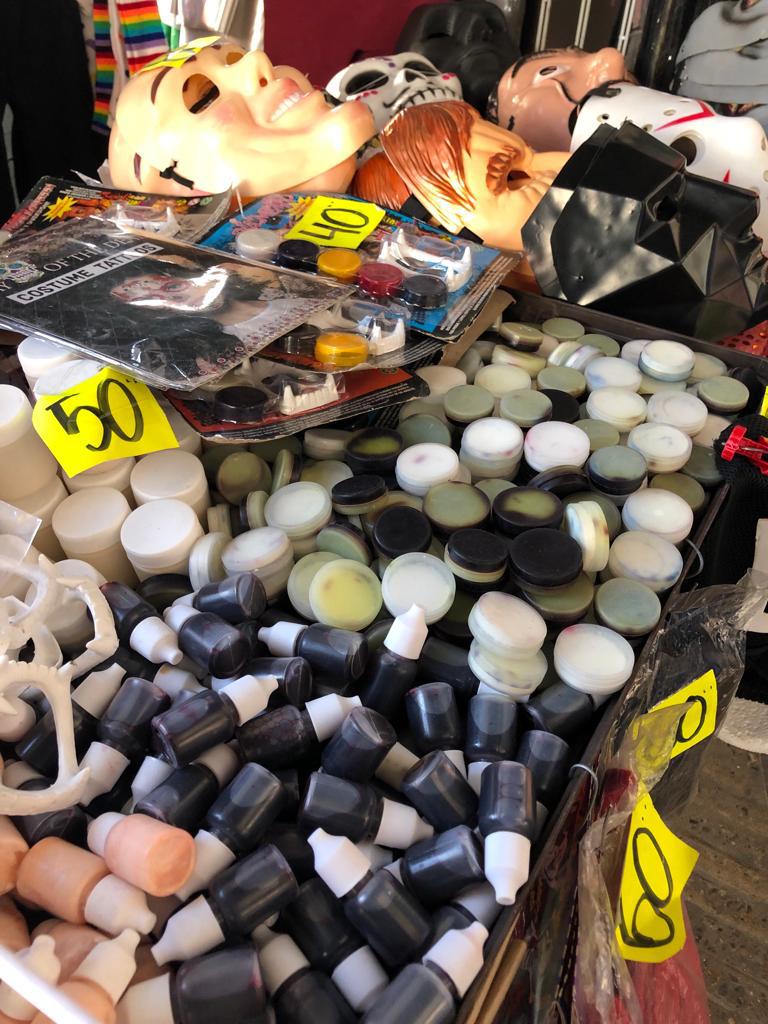 $!Se preparan comerciantes del centro de Culiacán con la venta de disfraces para Halloween