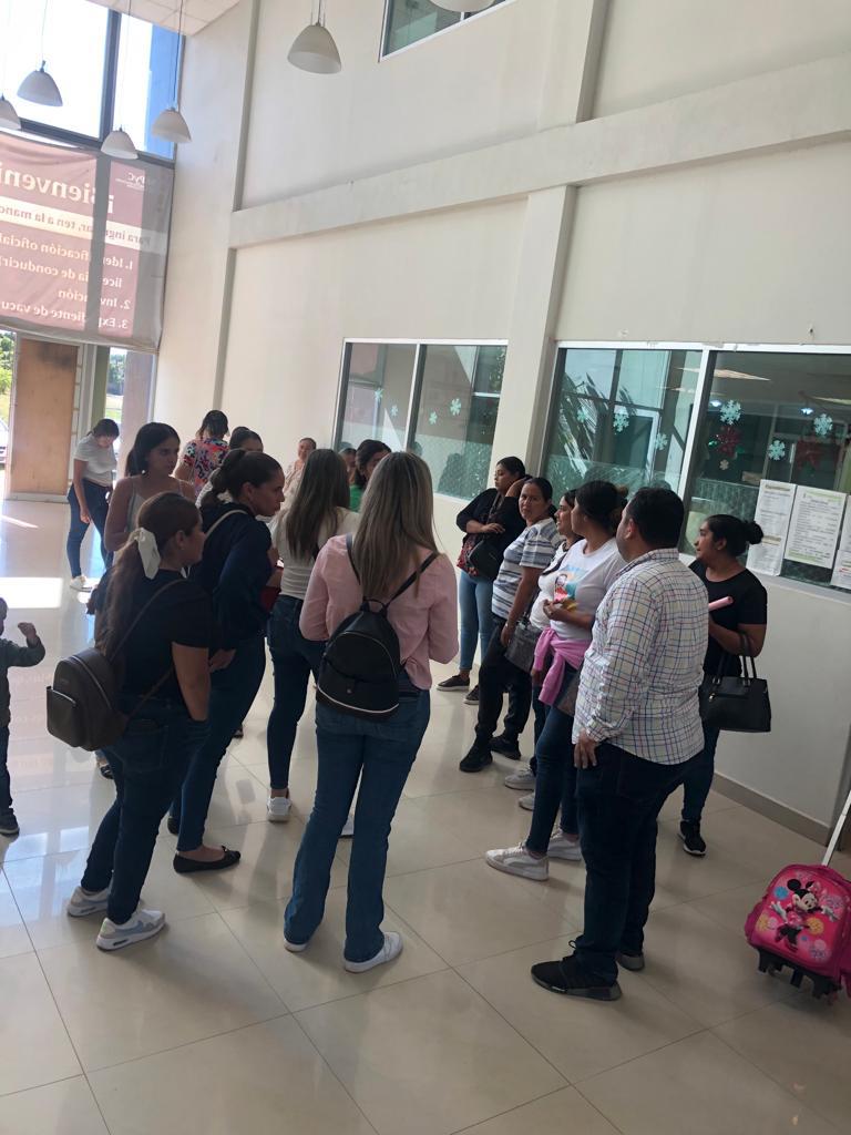 $!Toman padres de familia la SEPyC en Mazatlán, tras 16 días de tener cerrado kínder en El Quelite