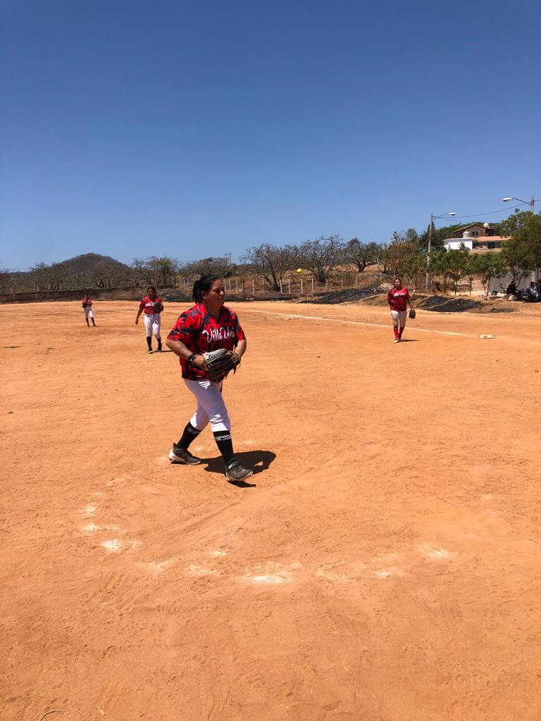 $!Rojas de Villa Unión enfrían a Agua Caliente en Liga de Softbol Femenil Campesina