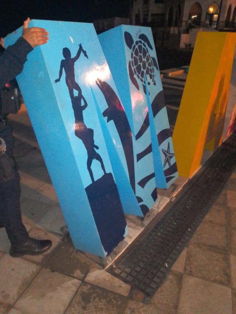 $!¡No se la robaron! La letra ‘M’ del parador fotográfico de Mazatlán fue retirada por un daño, aclaran