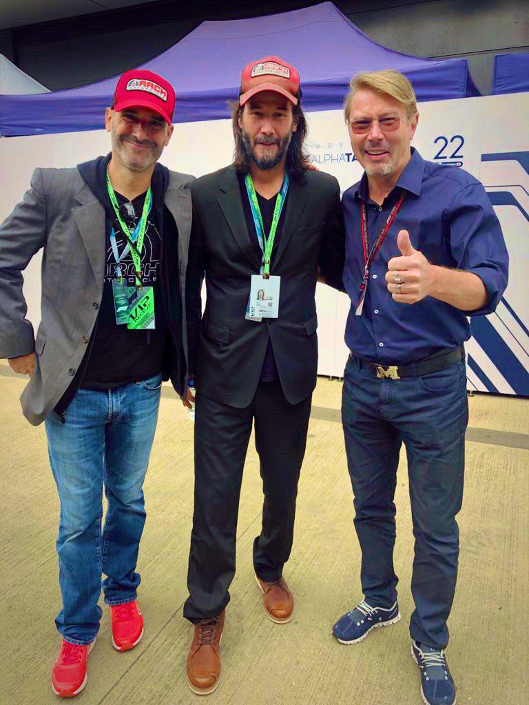 $!Disfruta Keanu Reeves del Gran Prix de Fórmula 1 en Gran Bretaña