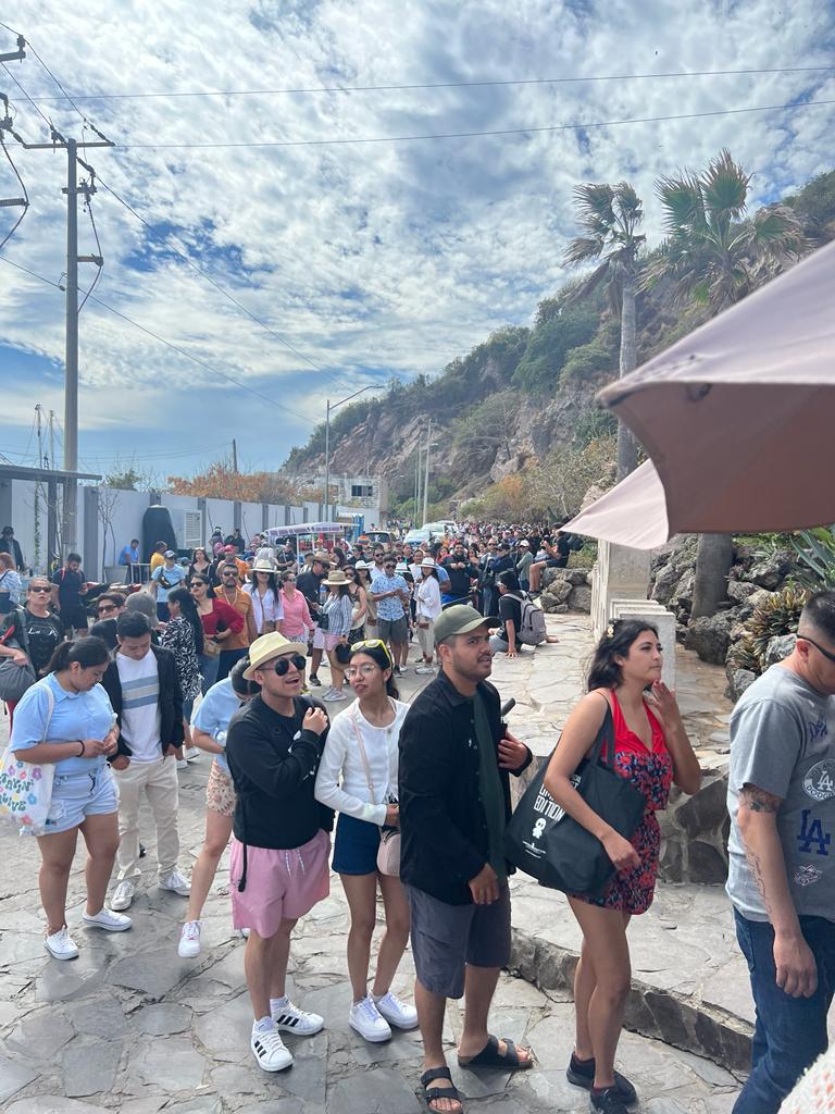 $!Abarrotan el Faro de Mazatlán; cientos hacen fila para subir los 334 escalones y llegar al Mirador de Cristal