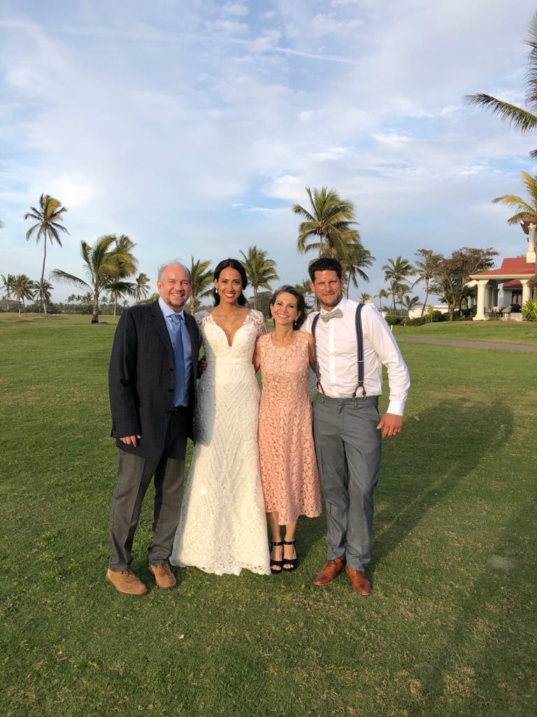 $!Armando Coppel y Eloísa Gómez Rubio de Coppel con los recién casados.