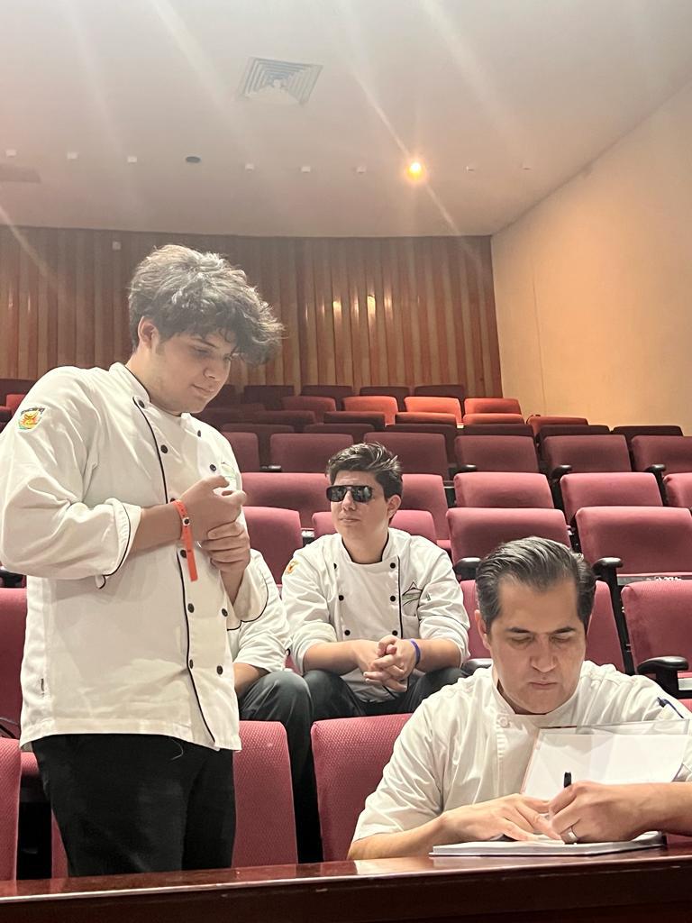 $!Los jóvenes se volcaron sobre el chef Irving para tomarse fotos y autografiara libros.