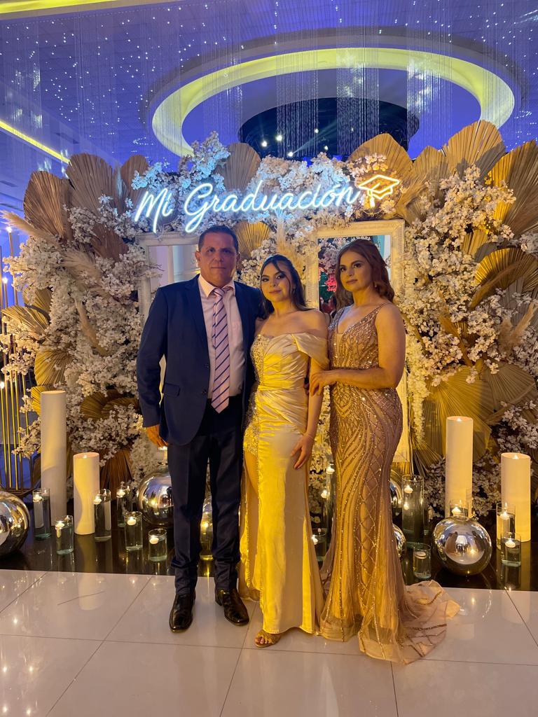 $!Muy orgullosos de los logros de su hija Kímberly, los señores Franklin Laura y Yadira Bojórquez Castro.