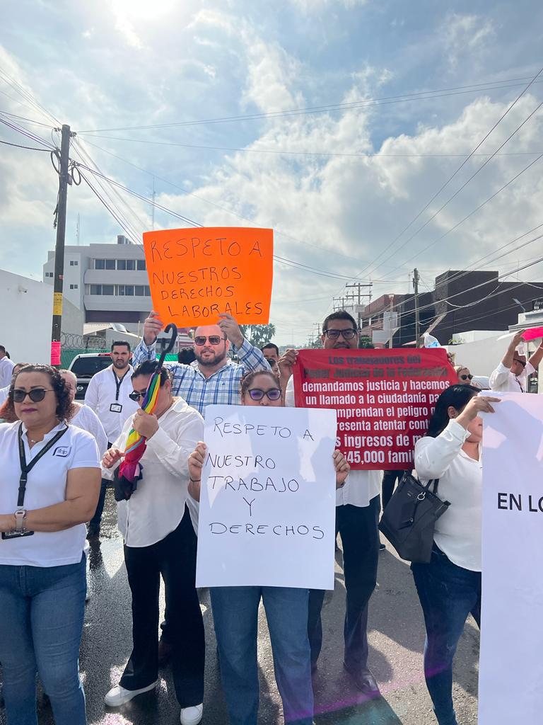 $!Protestan trabajadores del PJF en Mazatlán por reducción al presupuesto y a fideicomisos