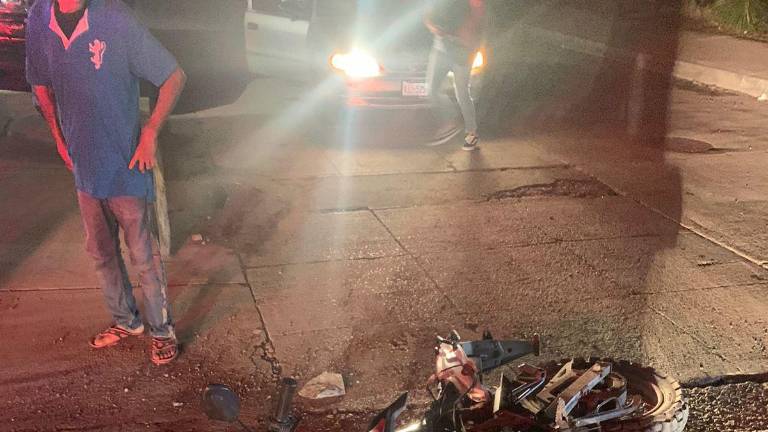 Resultan lesionados dos jóvenes en motocicleta al chocar contra un auto en Culiacán