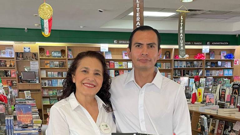 Javier Parra Loaiza escritor sinaloense, profesor y tutor del Tecnológico Nacional de México, campus Culiacán, con Rosina Elizalde Martínez.