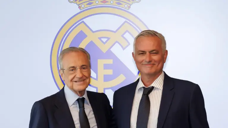 Florentino Pérez y José Mourinho, tras la presentanción del portugués como nuevo entrenador merengue.