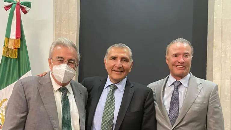 El Gobernador Quirino Ordaz Coppel y el Gobernador electo Rubén Rocha Moya con el Secretario de Gobernación, Adán Augusto Hernández López.