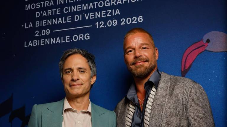 Gael García y Ricky Martin llevan ‘Hombre al agua’ a Venecia.