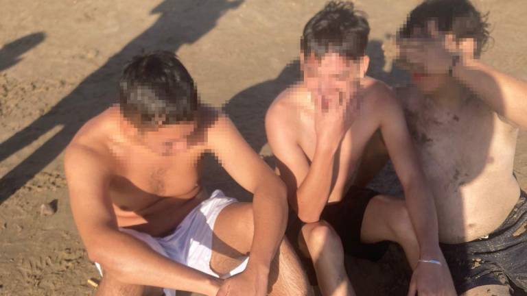 Rescatan del mar de Mazatlán a dos jóvenes de León, Guanajuato
