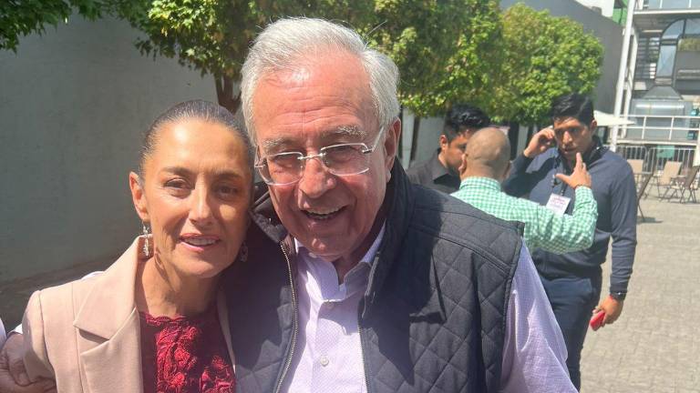 El Gobernador Rubén Rocha Moya saluda a Claudia Sheinbaum previo a la inauguración del Tianguis Turístico 2023.