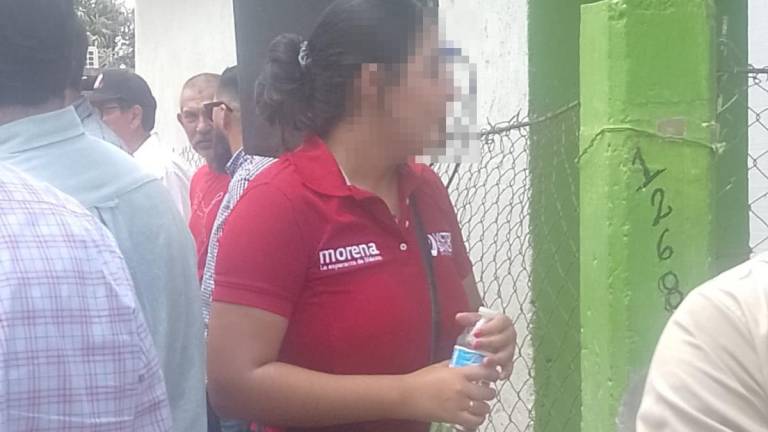 En un evento del Gobierno estatal y el de Culiacán, se pudo ver a integrantes del equipo de la Diputada María Victoria Sánchez vistiendo camisetas con el logotipo de Morena.