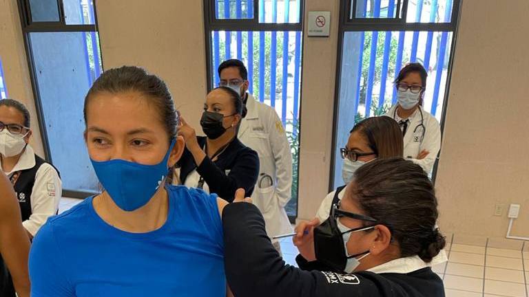 María del Rosario Espinoza recibe la segunda dosis de la vacuna contra Covid-19.