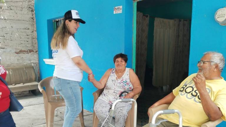 Ana Quevedo saluda a los vecinos del Infonavit Rosendo G. Castro.