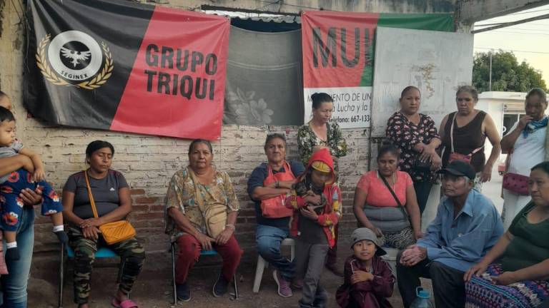 Integrantes de la comunidad Triqui que habita en Villa Juárez, Navolato.