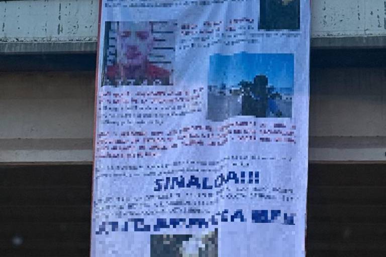 Colocan manta en puente de La Costerita; acusan a supuestos responsables por ataque a centro de rehabilitación