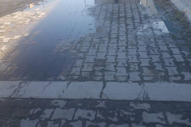 Jumapam no atiende fuga de drenaje, pese a reportes, dicen vecinos del Fraccionamiento del Bosque