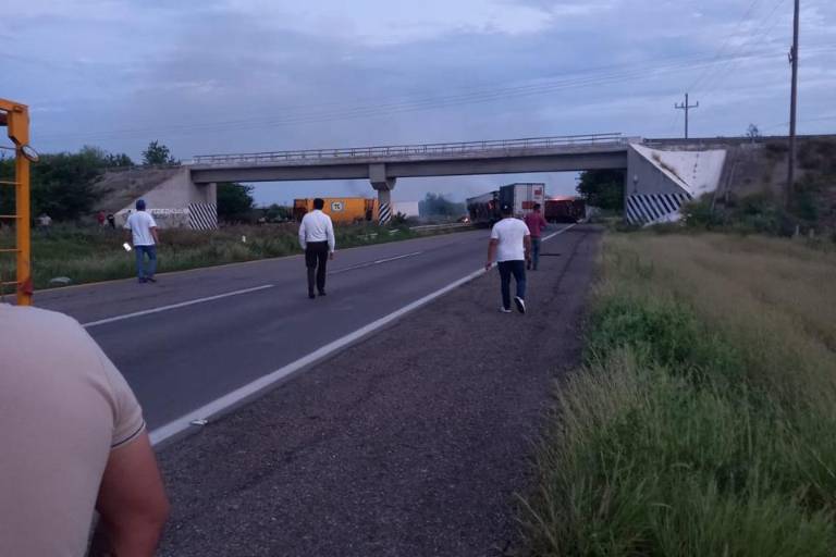 Alerta: bloqueo y vehículos incendiados en la autopista Mazatlán-Culiacán