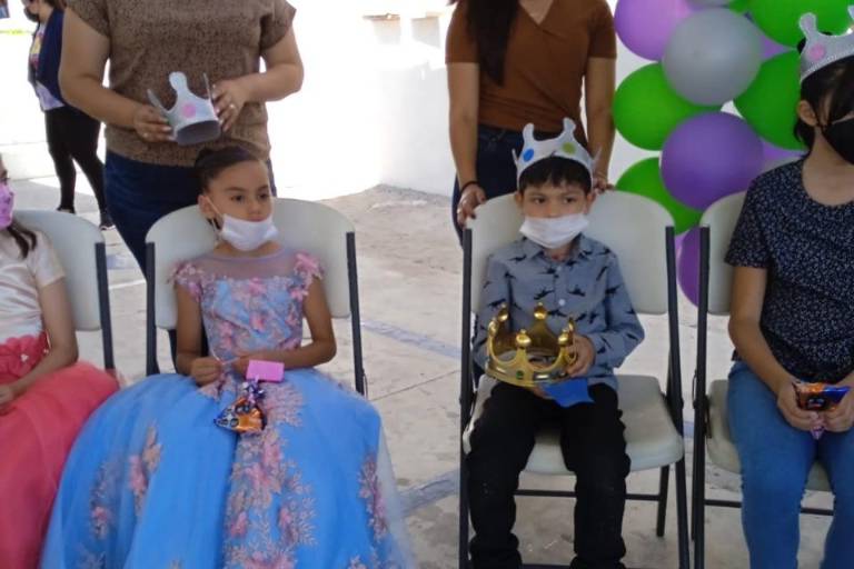 Colegio Valladolid Unidad Centro corona a sus reyes