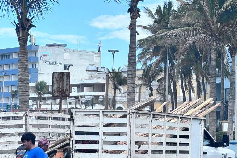 Inician trabajos de carpintería para acondicionar la zona carnavalera en Olas Altas