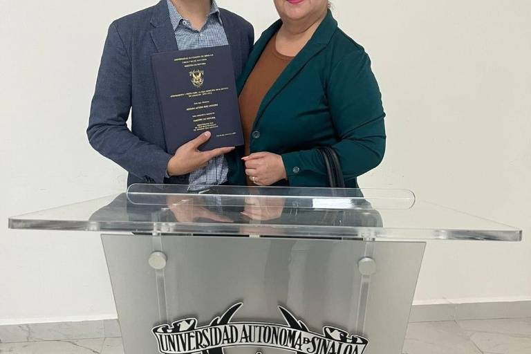 Obtiene grado de Maestro en Historia con Honores