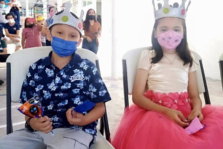 Colegio Valladolid Unidad Centro corona a sus reyes