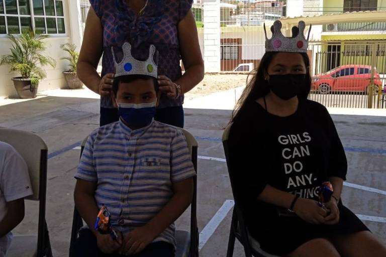 Colegio Valladolid Unidad Centro corona a sus reyes